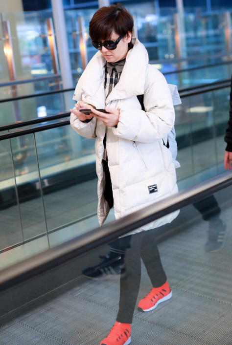 红鞋配什么颜色裤子和衣服，红鞋子配什么颜色（白色羽绒服配黑裤红鞋）