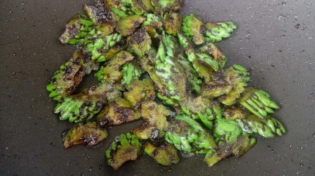 苦瓜怎么做不苦，苦瓜要怎么做才不苦而且还脆（学会了夏天隔三岔五吃）