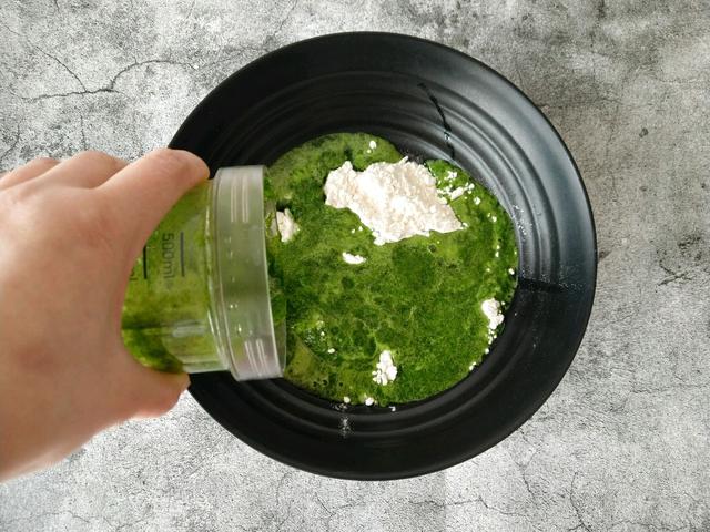 菠菜鸡蛋饼的简单做法，菠菜鸡蛋饼的简单做法窍门（菠菜和鸡蛋摊成饼）