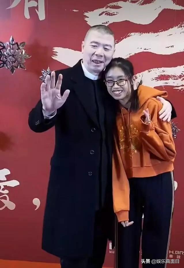 冯小刚徐帆15岁养女近照曝光，长相引网友注意：女大十八变