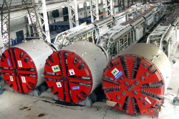 海底隧道是在海底还是在海的中间，海底隧道是连接哪两个海域的（海底隧道是怎么修建的）