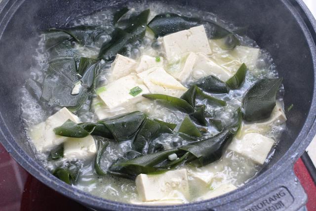 如何做豆腐炖海带汤好吃，如何做豆腐炖海带汤好吃窍门（天冷了早上来碗海带豆腐汤）