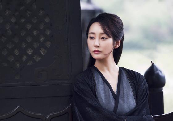 李纯的老公是谁，李纯疑似恋情曝光（男方啤酒肚明显像两代人）