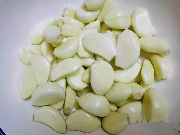 醋泡大蒜变绿色方法，立马变得绿油油