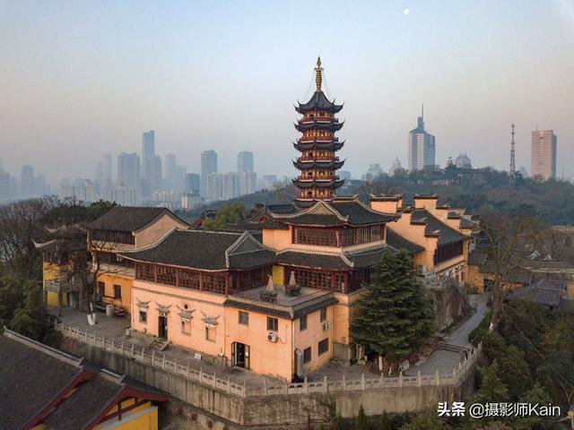 雷峰塔在哪个城市，白娘子雷峰塔在哪个城市（外形古典却是近年重建）