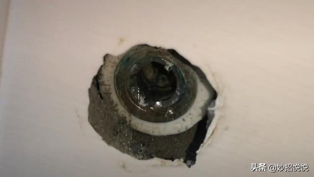 水龙头断了里面的部分怎么弄出来，塑料水龙头断了里面的部分怎么弄出来（不用花钱请维修师傅）