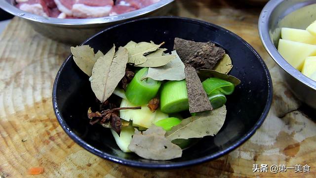 土豆炖牛肉的家常做法，土豆炖牛肉家常做法最简单（厨师长分享牛腩炖土豆的家常做法）