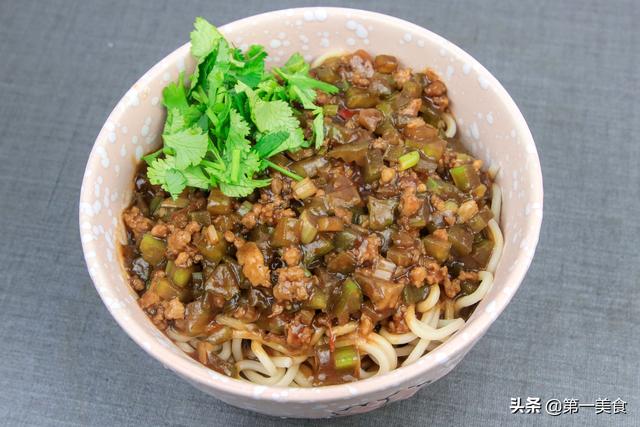 如何在家自制简单好吃的炸酱面，厨师长教你炸酱面的家常做法