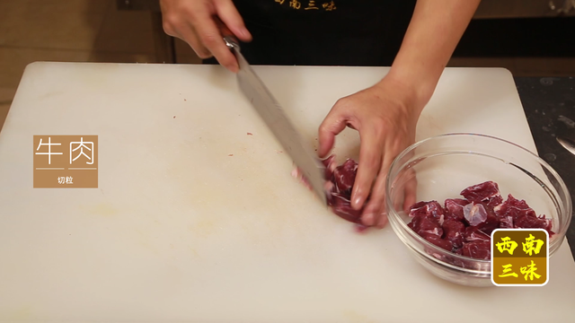 土豆焖牛肉的简单做法，小土豆焖牛肉做法（软嫩入味、色香味俱全）