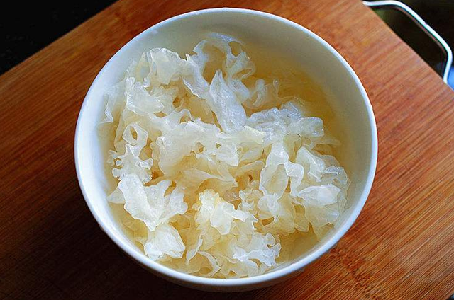 银耳煮多长时间能熟，银耳要煮多久才熟（记住不要直接下锅）