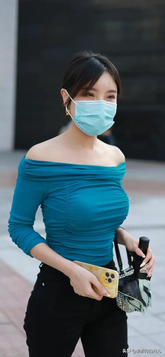 湖蓝色搭配什么颜色好看，湖蓝色搭配什么颜色（湖蓝色露肩上衣搭配黑色休闲裤）