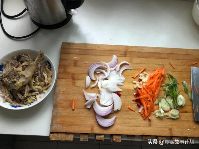 夫妻两地分居要怎样处理感情,如何应对两地分居的感情(长期两地分居的夫妻) 夫妻两地分居要怎样处理感情,如何应对两地分居的感情(长期两地分居的夫妻)