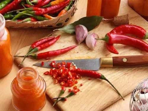 辣椒辣手怎么办，辣椒弄手上怎么解辣（切辣椒后手很辣怎么办）