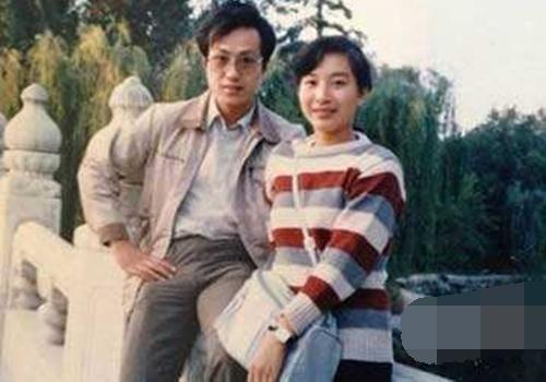 罗京追悼会全部过程，在罗京葬礼上哭到昏厥的妻子