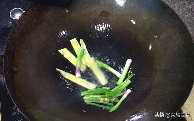 姜葱炒蟹怎么做，爆炒螃蟹怎么做好吃又简单（花蟹怎么做才能对得起它鲜美嫩滑的蟹肉）