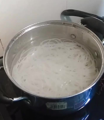 干粉条要泡多久，干粉条要泡多久可以吃（粉条不要泡软就炒）