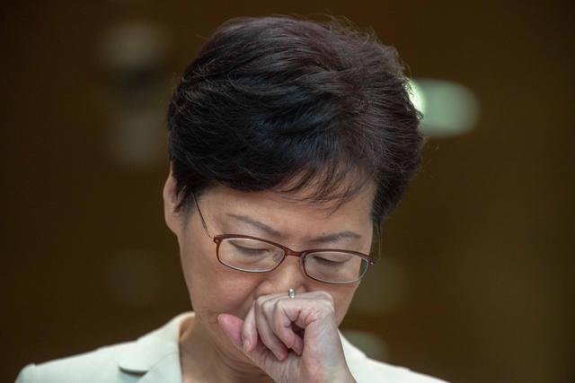 香港护照为什么分蓝黄皮，香港黄本护照用途（为何回归后的香港会养出一批“黄皮白心”的洋奴）