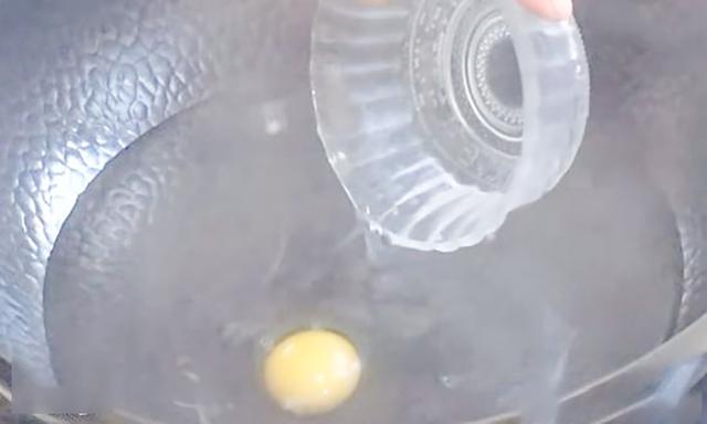 煮荷包蛋怎么做才能完整，荷包蛋怎么煮才能完整（水煮荷包蛋总是做不完整）