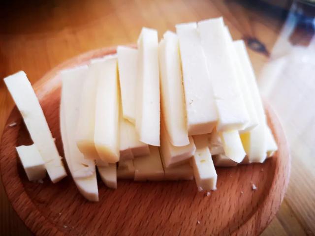 内蒙古自制的干奶酪怎么吃,内蒙古干奶酪图片(锡林郭勒奶酪攻略——带你品草原花样美食) 内蒙古自制的干奶酪怎么吃,内蒙古干奶酪图片(锡林郭勒奶酪攻略——带你品草原花样美食)