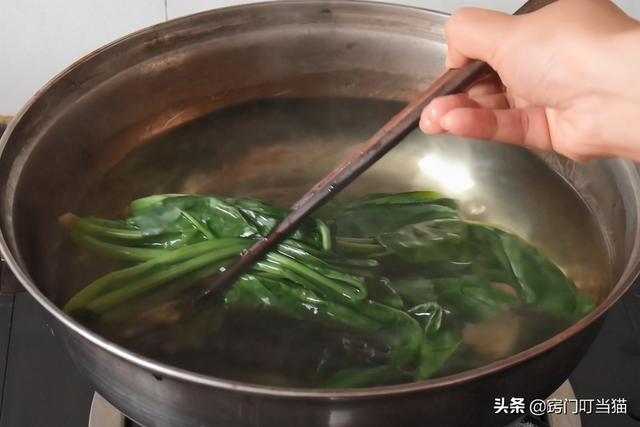衣服褪色怎么处理，教你一个“土方法”