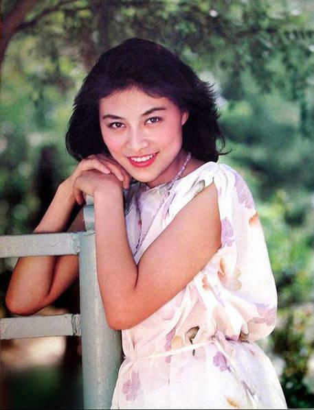 岳红离过几次婚，女儿5个月老公弃她而去