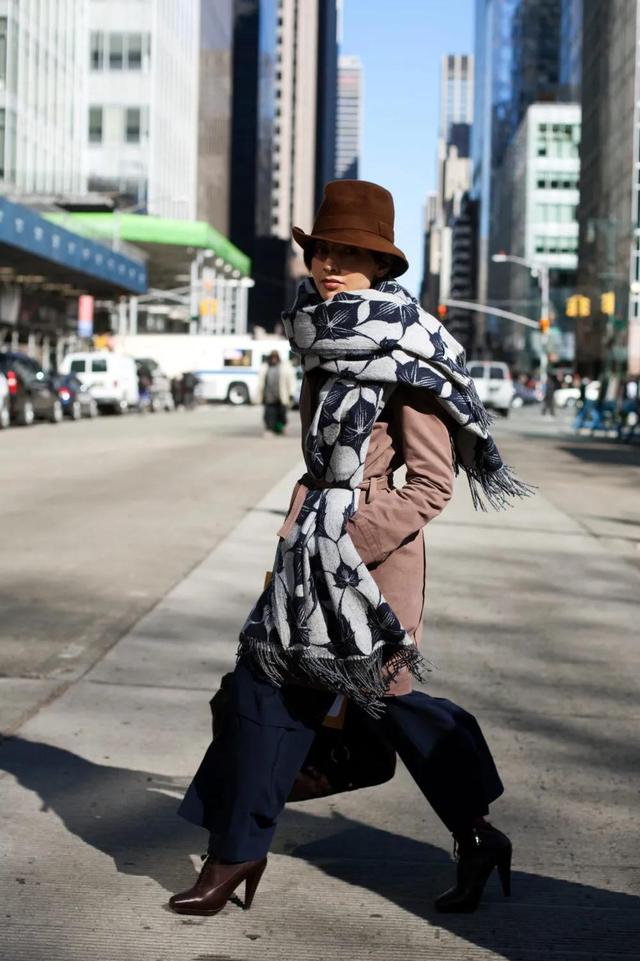 男生头大脸大适合戴什么帽子，头大的人适合戴什么帽子（“上头”显脸小又精致）