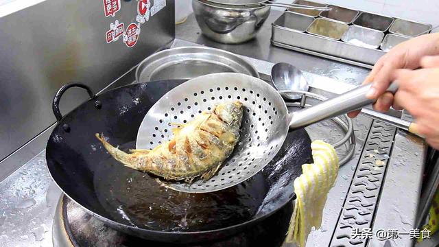 干烧鲫鱼怎么做，正宗干烧鲫鱼的做法大全（厨师长教你“干烧鲫鱼”的家常做法）