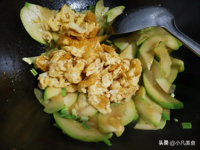 西葫芦炒鸡蛋怎么做好吃，怎样做美味的黄瓜西葫芦炒鸡蛋（西葫芦炒鸡蛋、简单好吃的一道家常菜）