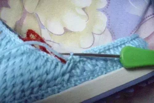 怎么钩毛线拖鞋，学钩毛线拖鞋视频教程（钩针编织的蝴蝶图案的棉拖鞋）