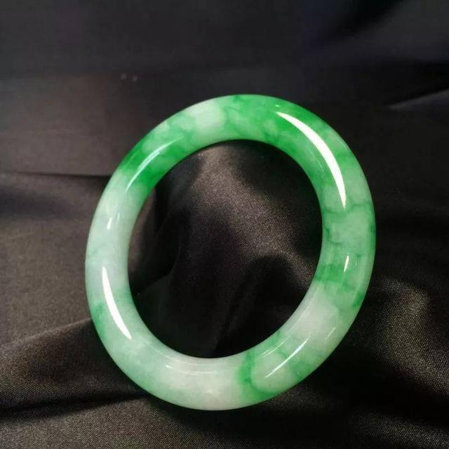 玉分哪几种，玉石里面那种玉最好（戴了这么久翡翠都不知道翡翠的种类有哪些）