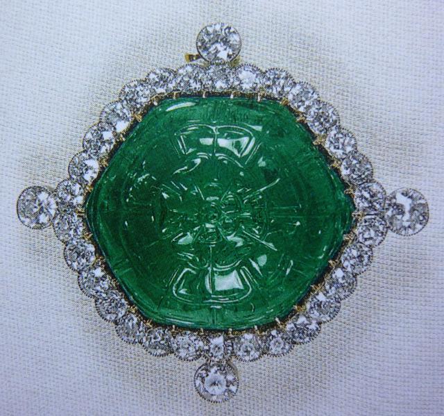 绿宝石项链的寓意，绿宝石戒指寓意（女王厚此薄彼爱它不爱它）