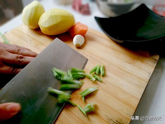 芹菜土豆条的做法，土豆炒芹菜怎么做好吃（芹菜土豆丝的家常做法）
