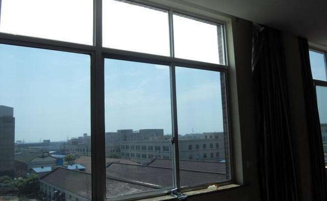 贴玻璃纸怎么做，贴玻璃纸用洗洁精还是水（头次见邻居家不再挂窗帘了）