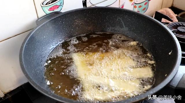 酥炸带鱼的做法，酥炸带鱼的做法视频（这才是炸带鱼的正确做法）