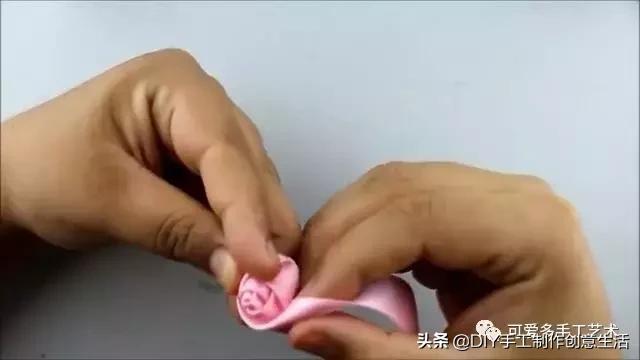 彩带的折法，彩带的折法大全 风铃花（一根丝带就卷出一朵螺旋形状的玫瑰）