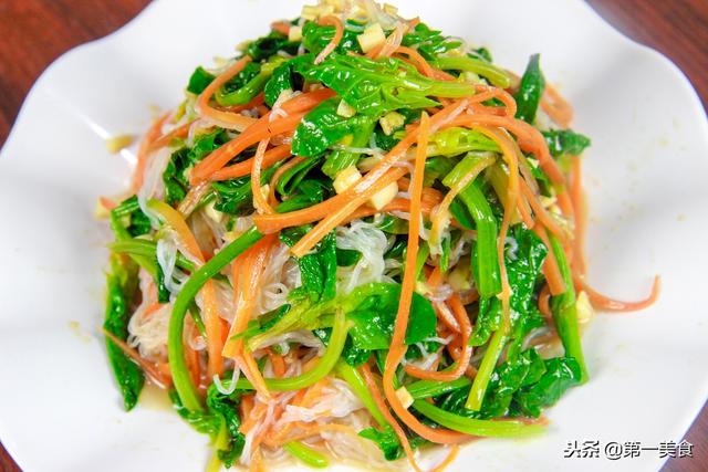 凉拌菠菜粉丝做法，菠菜粉丝凉拌菜的做法（厨师长把菠菜和粉丝拌在一起）