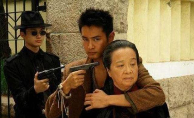 有种遗憾叫容嬷嬷，“儿子”出道多年都没火，儿媳却早已家喻户晓