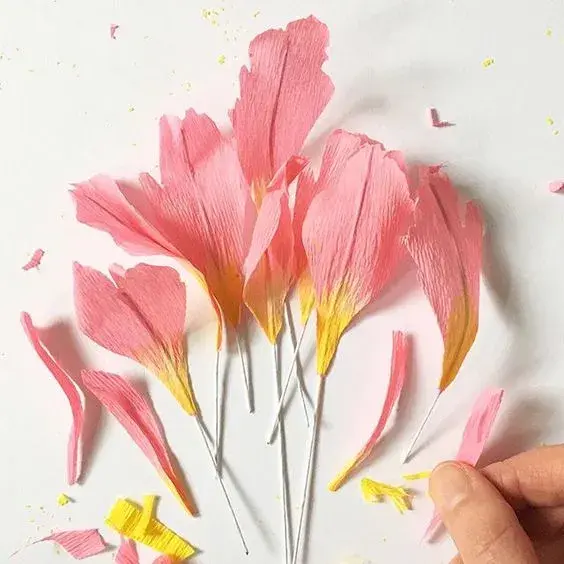 手工花朵制作方法，彩纸手工制作花朵的方法（喜欢花哪儿还用买）