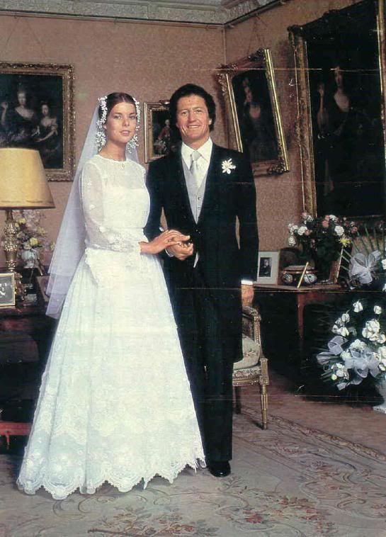 老王今年47岁，膝下一儿一女，儿子已经成婚，目前老王同老伴及未婚的女儿居住在一起。老王的家庭目前属于，　　类型。A核心家庭B联合家庭C主干（却打人、随地尿尿还勾搭老婆闺蜜）