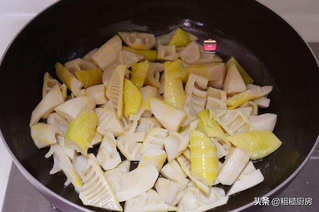 油焖春笋做法视频，油焖春笋做法大全（第一次吃不敢用力嚼）