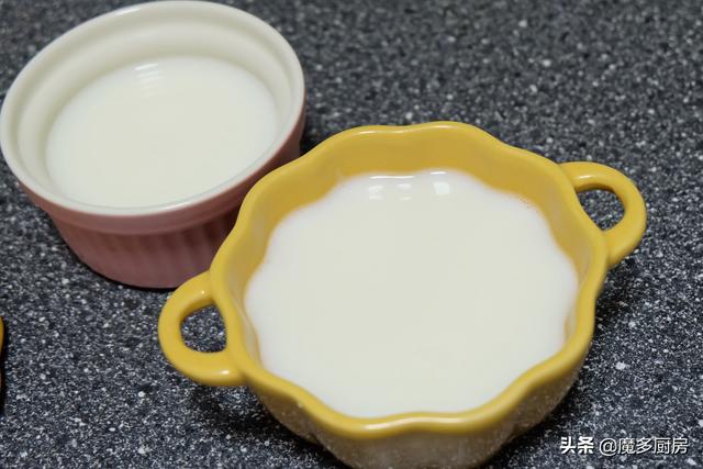 最简单的双皮奶制作方法，超级简单的自制双皮奶（改良做法太简单）