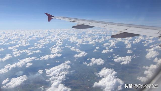 平流层高度多少米，民航飞机为什么不超过一万23米飞行不是在平流层会更好吗（平流层和对流层是什么）