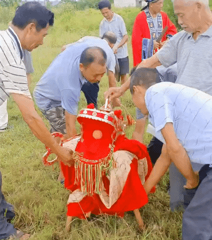 学吹唢呐最快的方法，怎样快速学会吹唢呐（在信丰传了四代人的唢呐）