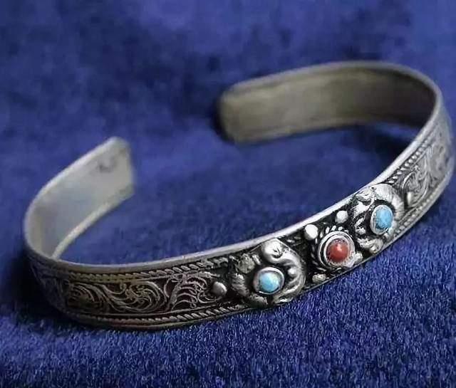 银子发黄是不是不纯，银子发黄是纯银吗（这些常见的银真的是纯银吗）