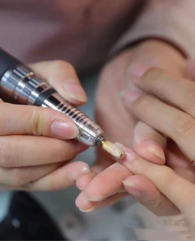 美甲解胶剂怎么用，指甲胶水用什么溶解（指甲的解胶剂怎么用）