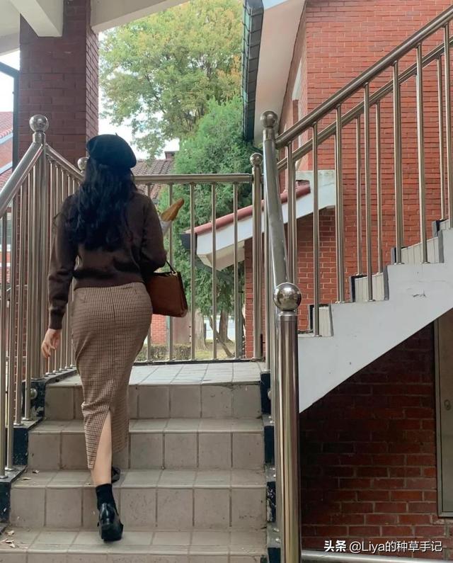 女生穿裙子里面穿的是什么，女生穿裙子里面穿什么裤子（裙子里还在穿“打底裤”吗）