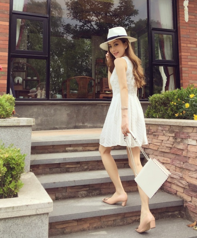 红色长裙外套搭配图片，红色长裙搭配什么外套（方媛郭富城合体亮相）