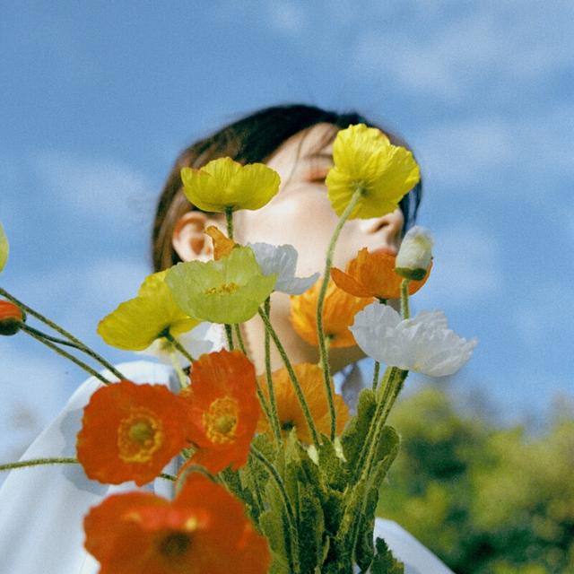 ins头像女生，ins风女生头像微信（INS风背景图）