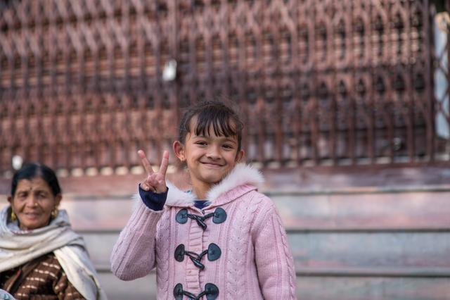 尼泊尔在哪里，尼泊尔是哪个国家首都（12岁男孩摆地摊挣生活费）