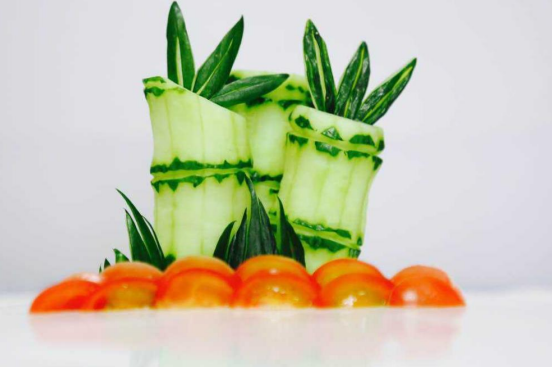 如何用苹果雕刻盘饰，苹果雕刻教程简单易学（颜值高的菜品更受消费者欢迎）